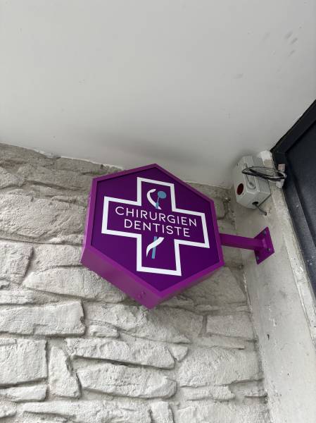 Installation de films adhésifs dépolis et signalétique pour un cabinet dentaire à Marseille Gignac-la-Nerthe