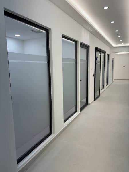 Installation de films adhésifs dépolis et signalétique pour un cabinet dentaire à Marseille Gignac-la-Nerthe