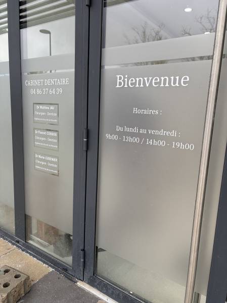 Installation de films adhésifs dépolis et signalétique pour un cabinet dentaire à Marseille Gignac-la-Nerthe