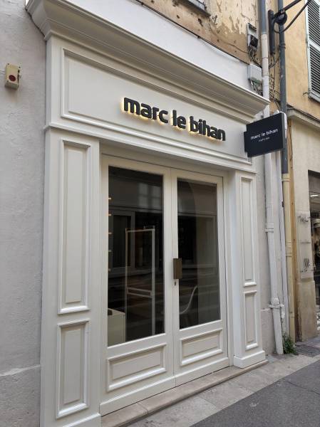 Réalisation d’une enseigne lumineuse rétroéclairée pour un opticien à Saint-Tropez