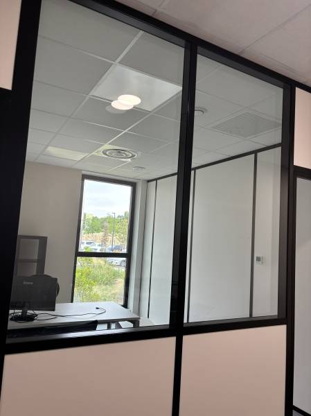 Pose de vitrophanie adhésive effet dépoli verre givré anti vis-à-vis pour bureaux à Fuveau dans la zone d’activité Arteparc pour une agence immobilière et le Club SA