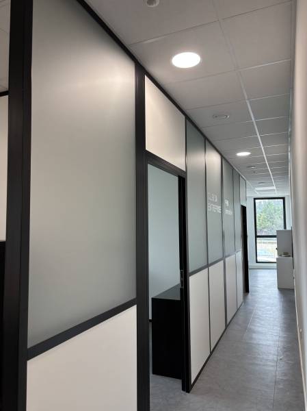Pose de vitrophanie adhésive effet dépoli verre givré anti vis-à-vis pour bureaux à Fuveau dans la zone d’activité Arteparc pour une agence immobilière et le Club SA