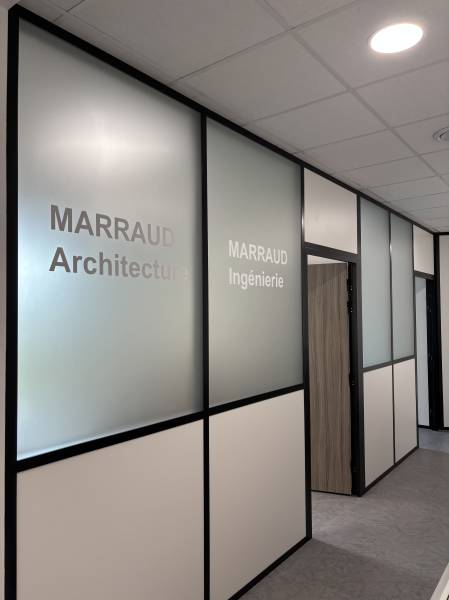 Pose de vitrophanie adhésive effet dépoli verre givré anti vis-à-vis pour bureaux à Fuveau dans la zone d’activité Arteparc pour une agence immobilière et le Club SA