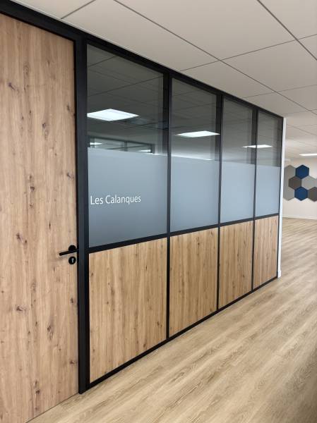 Entreprise pour pose de vitrophanie et adhésif à motif pour bureau à Aubagne et dans les Bouches-du-Rhône