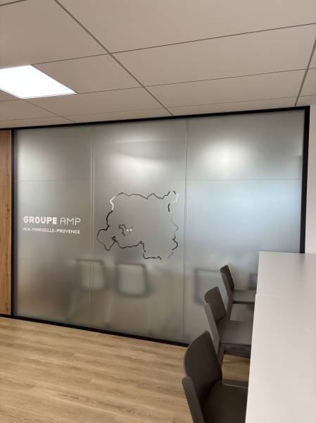 Entreprise pour pose de vitrophanie et adhésif à motif pour bureau à Aubagne et dans les Bouches-du-Rhône