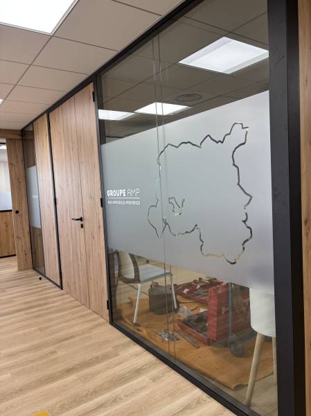 Entreprise pour pose de vitrophanie et adhésif à motif pour bureau à Aubagne et dans les Bouches-du-Rhône