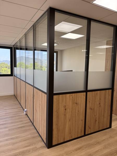 Entreprise pour pose de vitrophanie et adhésif à motif pour bureau à Aubagne et dans les Bouches-du-Rhône