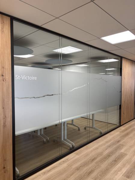 Entreprise pour pose de vitrophanie et adhésif à motif pour bureau à Aubagne et dans les Bouches-du-Rhône