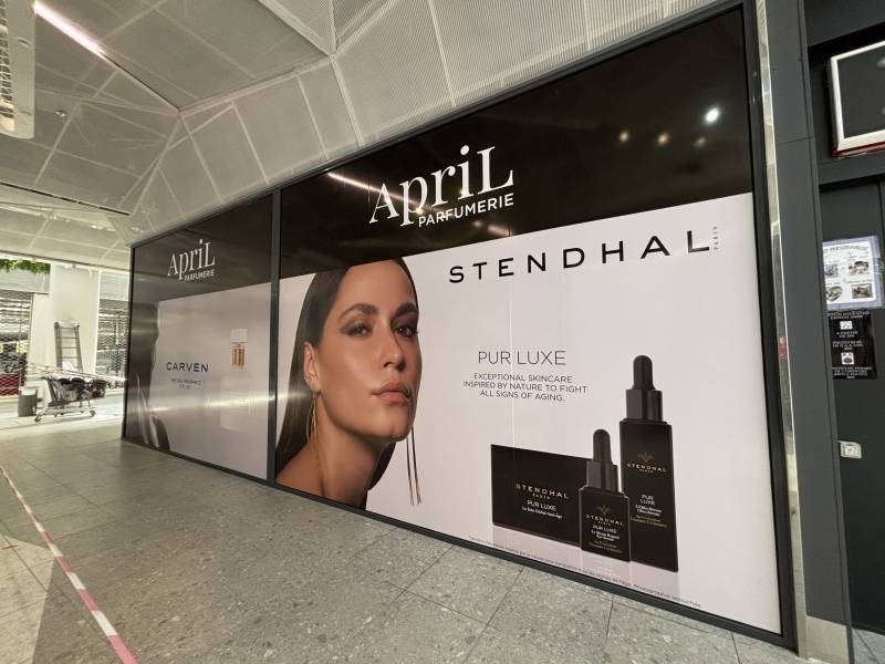 Pose de vitrophanie film adhésif grand format pour magasin de centre commercial en PACA