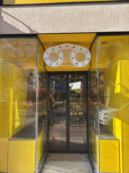 Fabricant d’enseignes et signalétique réalisation pour la boutique Mosoct à Cannes