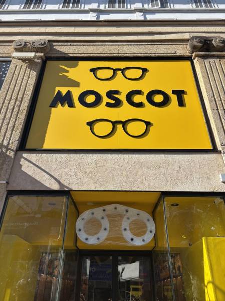 Fabricant d’enseignes et signalétique réalisation pour la boutique Mosoct à Cannes