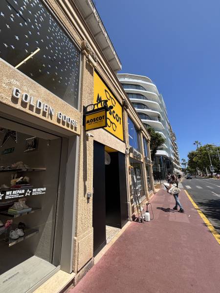 Fabricant d’enseignes et signalétique réalisation pour la boutique Mosoct à Cannes