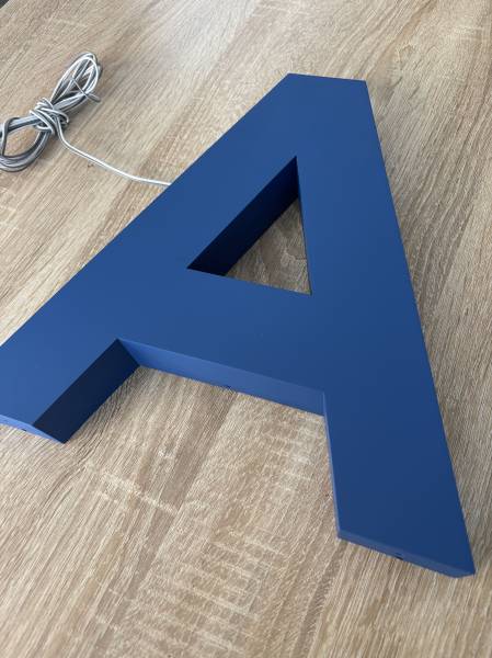 Enseigne lumineuse rétro-éclairée en acier thermolaqué intervention à Ventabren (PACA)