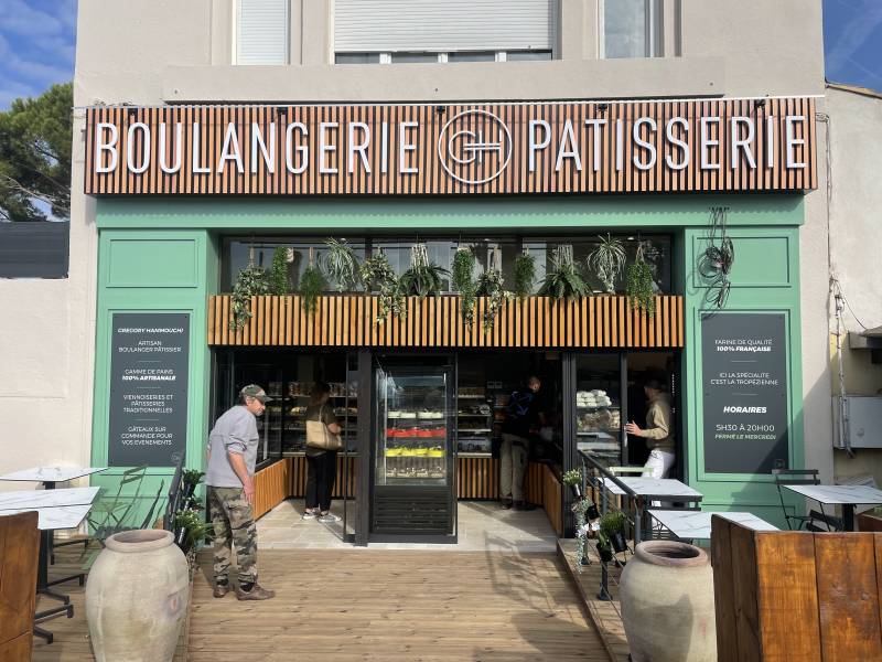 Création et Pose d’Enseignes en Bois et PVC pour boutique et commerce dans les Bouches-du-Rhône vers Allauch et Plan-de-Cuques