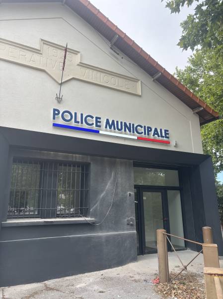 Enseigne lumineuse rétro-éclairée en acier thermolaqué intervention à Ventabren (PACA)