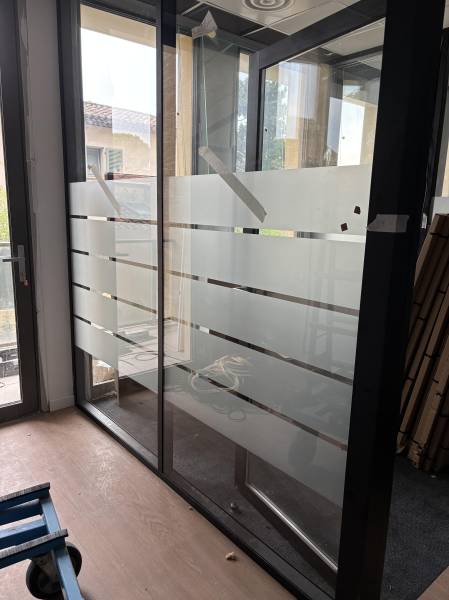 Fourniture et pose vitrophanie adhésive dépoli effet sablé pour bureaux à Aix-en-Provence – découpe design de bande, Bouches-du-Rhône