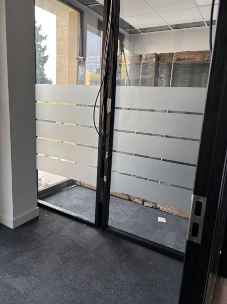 Fourniture et pose vitrophanie adhésive dépoli effet sablé pour bureaux à Aix-en-Provence – découpe design de bande, Bouches-du-Rhône