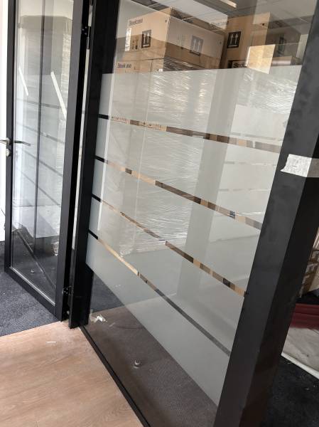 Fourniture et pose vitrophanie adhésive dépoli effet sablé pour bureaux à Aix-en-Provence – découpe design de bande, Bouches-du-Rhône