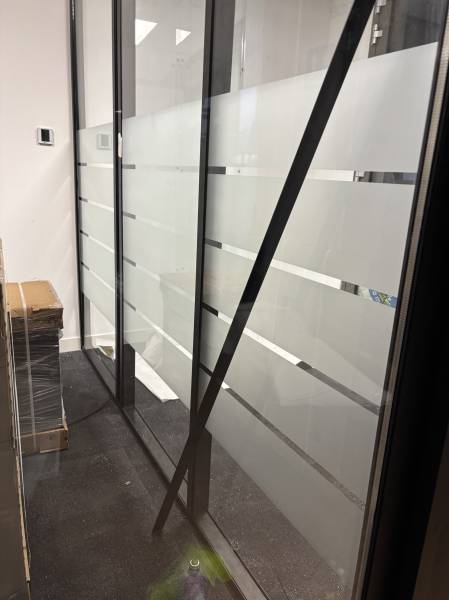 Fourniture et pose vitrophanie adhésive dépoli effet sablé pour bureaux à Aix-en-Provence – découpe design de bande, Bouches-du-Rhône