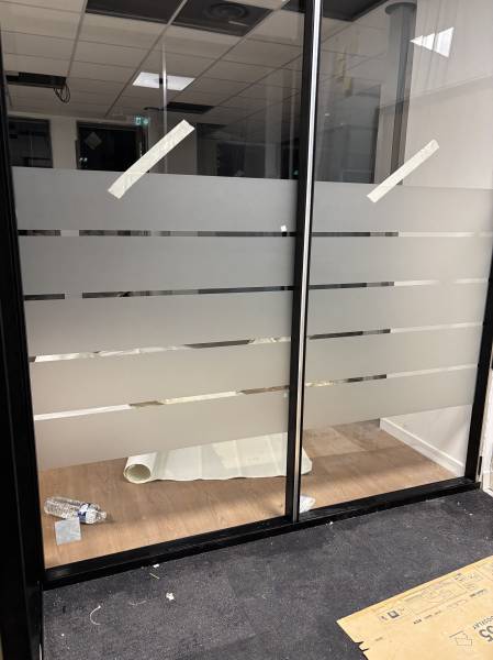 Fourniture et pose vitrophanie adhésive dépoli effet sablé pour bureaux à Aix-en-Provence – découpe design de bande, Bouches-du-Rhône