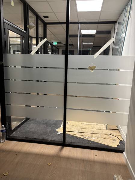 Fourniture et pose vitrophanie adhésive dépoli effet sablé pour bureaux à Aix-en-Provence – découpe design de bande, Bouches-du-Rhône