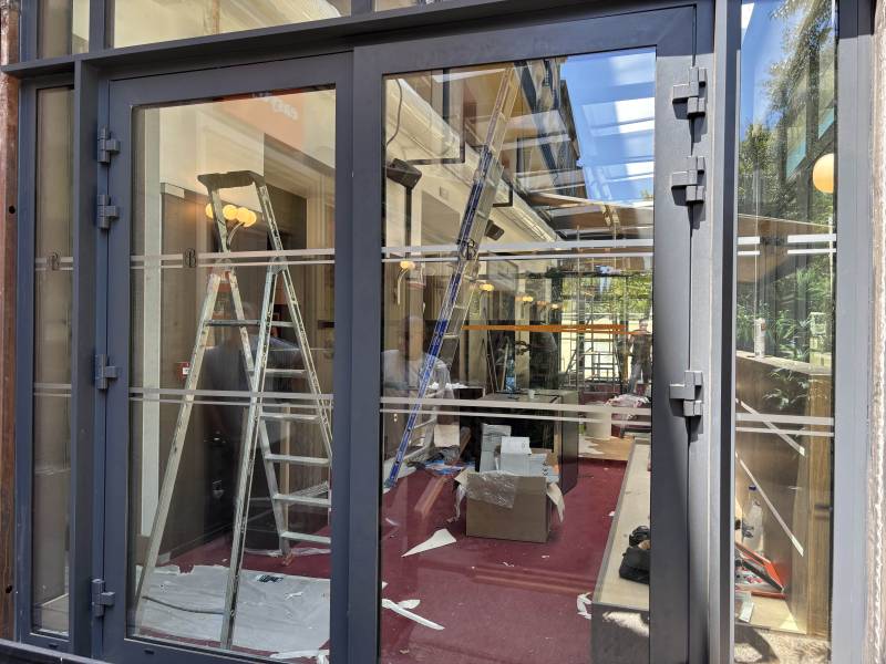 Pose vitrophanie adhésif dépoli effet sablé sur mesure logo et bande signalétique pour hôtel à Aix-en-Provence
