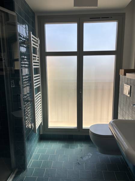 Pose vitrophanie adhésif dépoli effet sablé sur mesure logo et bande signalétique pour hôtel à Aix-en-Provence