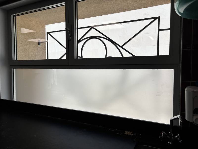 Pose vitrophanie adhésif dépoli effet sablé sur mesure logo et bande signalétique pour hôtel à Aix-en-Provence