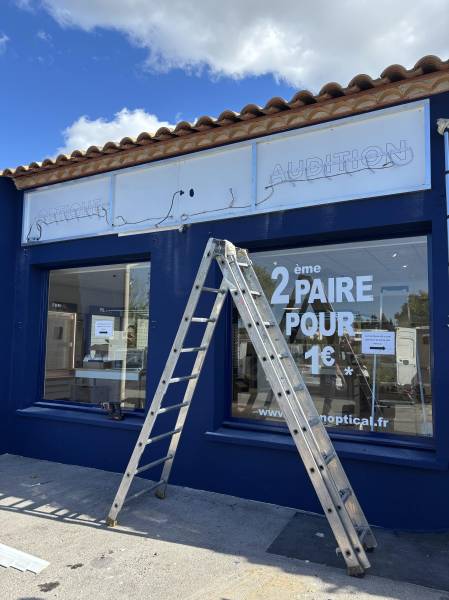 Sous-traitance signalétique Bouches-du-Rhône pour entreprises de Paris – Pose d’enseignes et vitrophanie dans le Sud