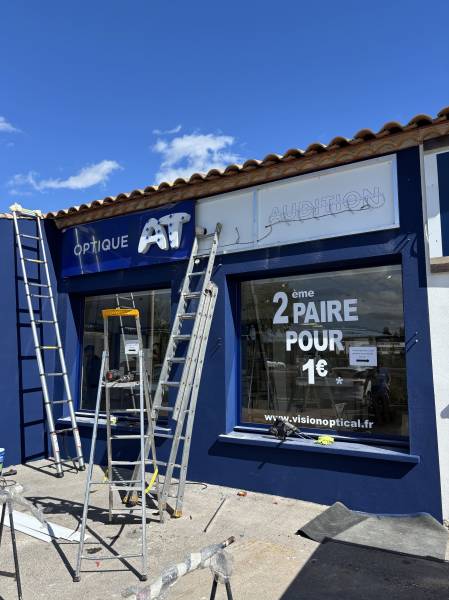 Sous-traitance signalétique Bouches-du-Rhône pour entreprises de Paris – Pose d’enseignes et vitrophanie dans le Sud