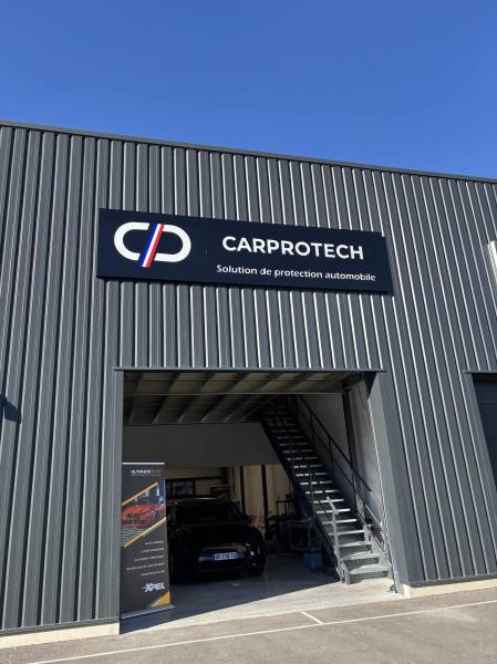 Enseigne lumineuse en caisson ajouré et plexiglass diffusant blanc pour CarProTech à Plan de Campagne