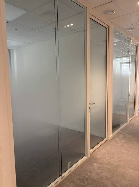 Leader des Bouches-du-Rhône en fourniture et pose de films adhésifs dépoli flouté et à motif pour professionnels de santé