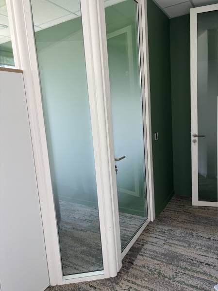 Leader des Bouches-du-Rhône en fourniture et pose de films adhésifs dépoli flouté et à motif pour professionnels de santé