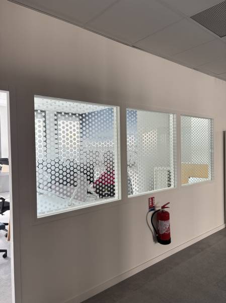 Spécialiste en films adhésifs pour bureaux – Installation pour la SNCF à Marseille