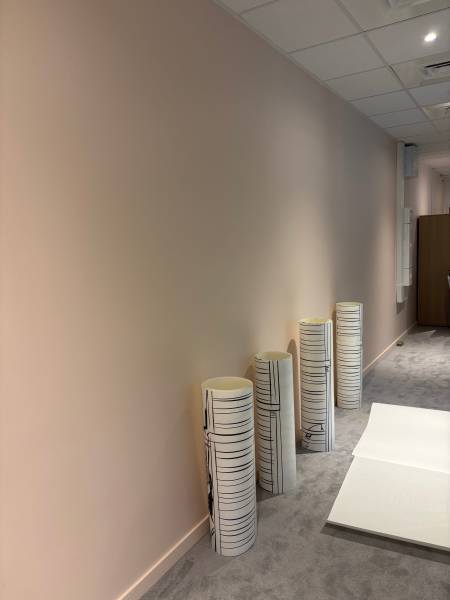 Adhésif décoratif pour bureaux à Marseille : design, confidentialité et identité visuelle