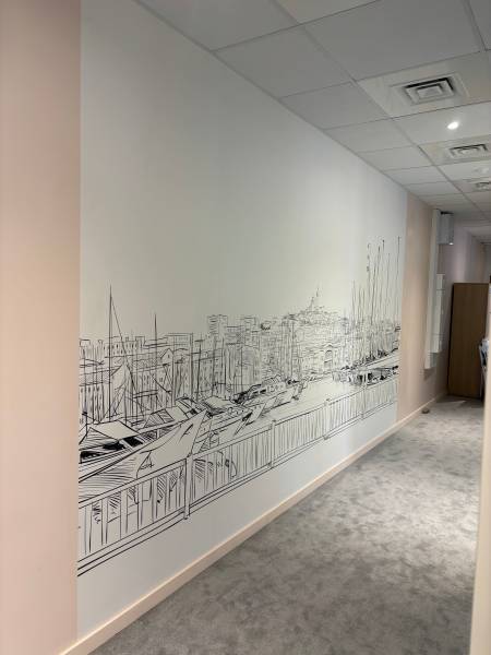 Adhésif décoratif pour bureaux à Marseille : design, confidentialité et identité visuelle