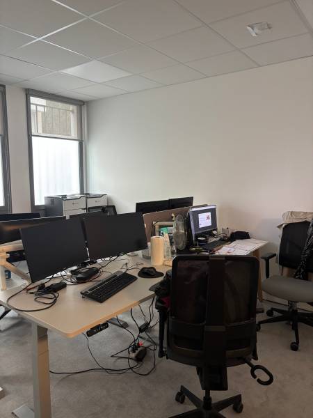 Adhésif décoratif pour bureaux à Marseille : design, confidentialité et identité visuelle