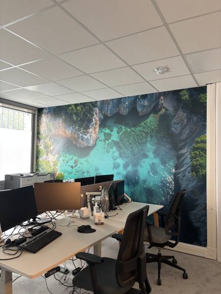 Adhésif décoratif pour bureaux à Marseille : design, confidentialité et identité visuelle