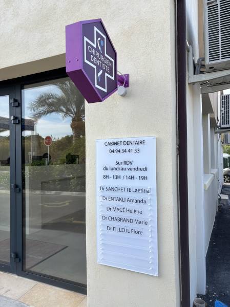 Plaques nominatives en plexiglas sur mesure pour un cabinet dentaire à Six-Fours