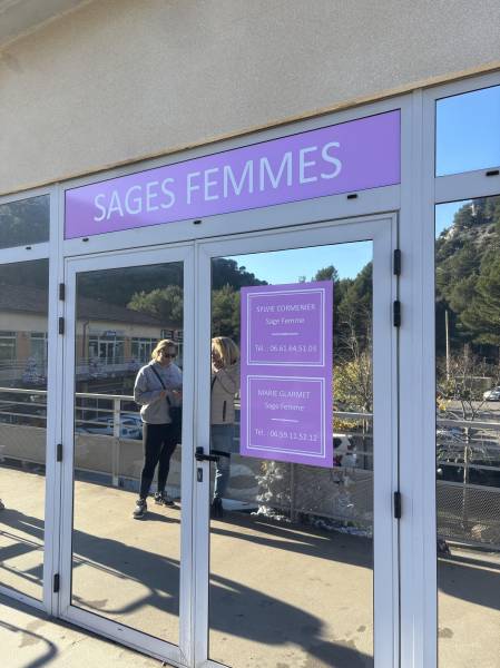 Habillage adhésif vitrine sur mesure pas cher dans le 1er arrondissement de Marseille