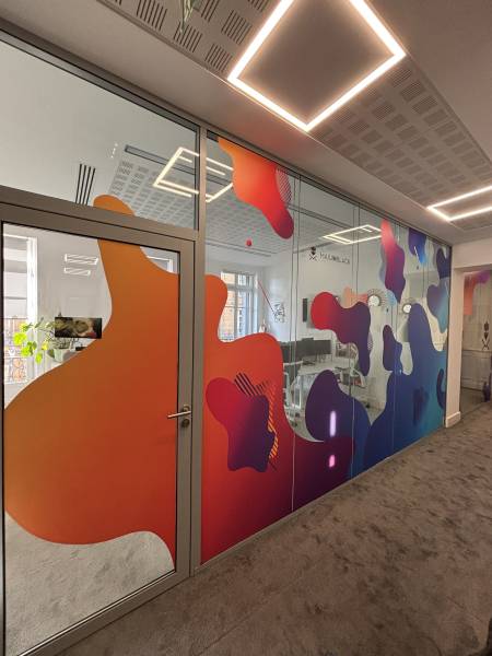 Vitrophanie adhésive sur mesure pour les bureaux de Mailinblack à Marseille