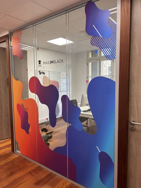 Vitrophanie adhésive sur mesure pour les bureaux de Mailinblack à Marseille