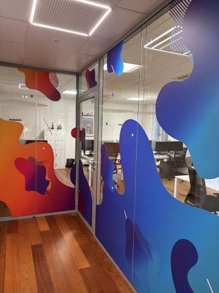 Vitrophanie adhésive sur mesure pour les bureaux de Mailinblack à Marseille