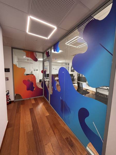 Vitrophanie adhésive sur mesure pour les bureaux de Mailinblack à Marseille