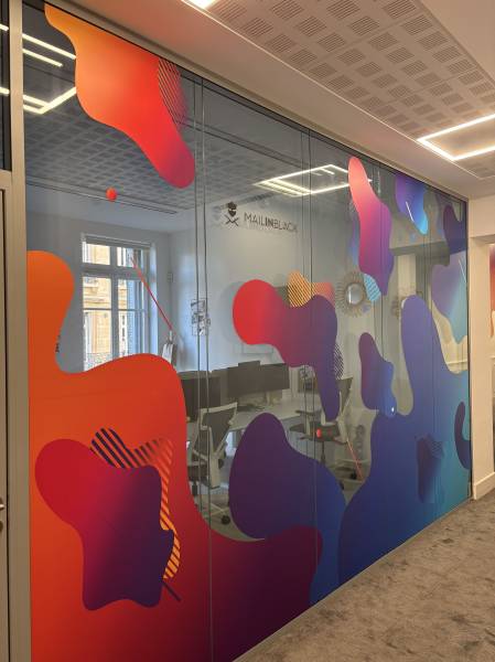 Vitrophanie adhésive sur mesure pour les bureaux de Mailinblack à Marseille