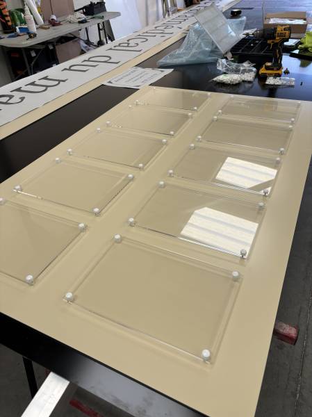 Enseigne sur mesure et adhésif dépoli pour centre paramédical à Plan-de-Cuques