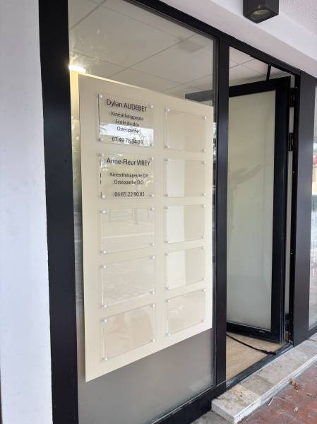 Enseigne sur mesure et adhésif dépoli pour centre paramédical à Plan-de-Cuques