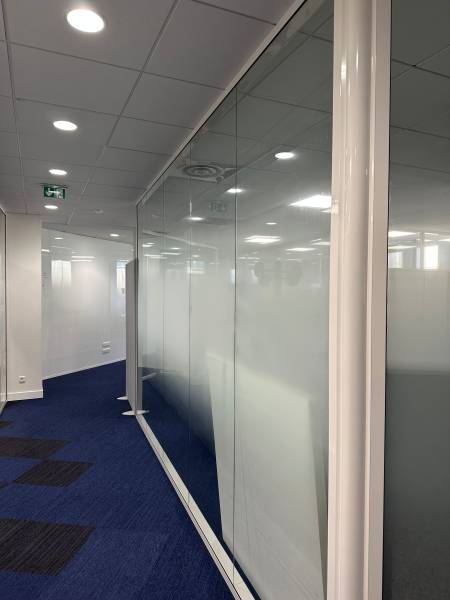 Vitrophanie à motif pour bureaux SNCF à Marseille : une solution esthétique et fonctionnelle