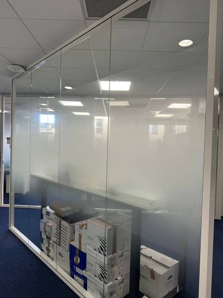 Vitrophanie à motif pour bureaux SNCF à Marseille : une solution esthétique et fonctionnelle