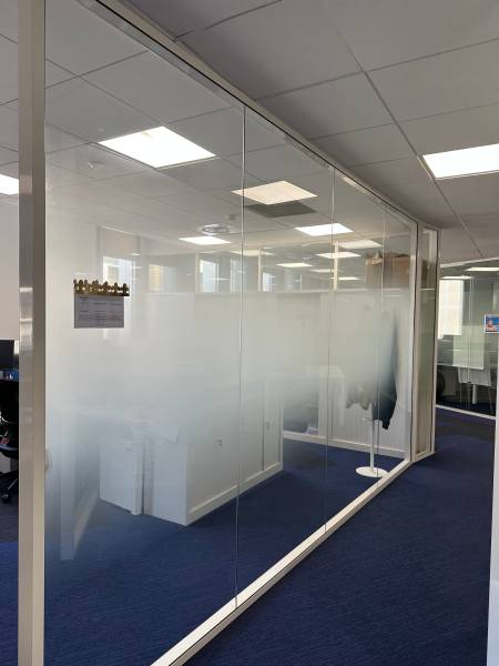 Vitrophanie à motif pour bureaux SNCF à Marseille : une solution esthétique et fonctionnelle